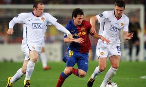 Lionel Messi pasa entre Wayne Rooney y Michael Carrick