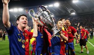 Messi e Iniesta celebran con la copa