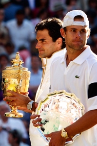 Desconsolado Andy Roddick sostiene el trofeo de segundo lugar