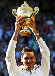 Federer alza el trofeo de Wimbledon