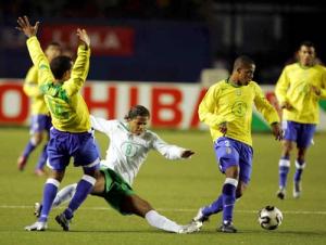Giovanni Dos Santos ante Brasil en la Final